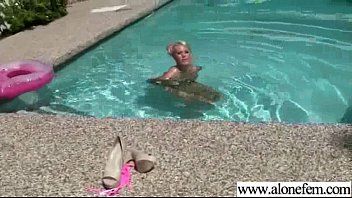 Play Amateur girl (bella rose) play with things as dildos on cam vid-25