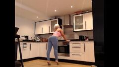 Putar Curvy MILF Sophie James dalam T-Shirt Basah dan Pertunjukan Jeans dengan Tongkat Ajaib