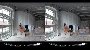 Play Beautiful amateur girls dancing and teasing in this exclusive vr video