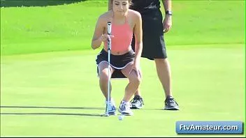 play Adria, petite amatrice brune, se déshabille sur le terrain de golf