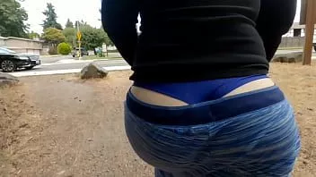 Jouer Maman a un énorme putain de wedgie dans son gros butin en public trois