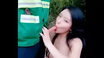 play Memantulkan payudara besar di tempat umum dengan orang asing yang aneh