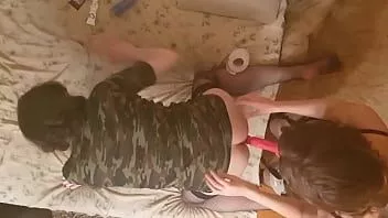 Jouer Fille dominante baise sissy boy sasha earth levrette dans le cul avec petit strapon
