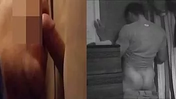 Jouer Un jeune mec chaud me nourrit à l'écran partagé du glory hole
