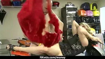 Putar Gadis amatir suka mengisap ayam demi uang 11
