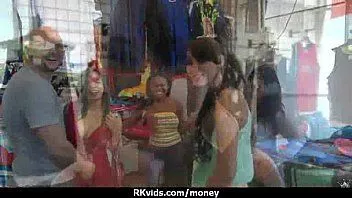 Putar Gadis amatir suka mengisap ayam demi uang tunai 30