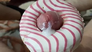 চালান রাশিয়ান ছাত্র একটি ডোনাট fucks, এটি উপর cums এবং তারপর এটি খায়