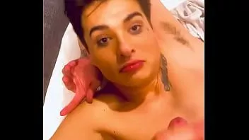 Jouer Roméo laisse le mec grindr avec une grosse bite le dominer, l'élever et éjaculer sur son visage