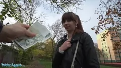 Играть Публичный агент Луна Дарк делает застенчивый минет и кончает в парке