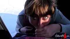 play قذرة Deepthroat اللسان ونائب الرئيس ابتلاع الجنس في السيارة في الهواء الطلق