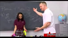 play Petite pom-pom girl se fait punir par son professeur de gym brutal