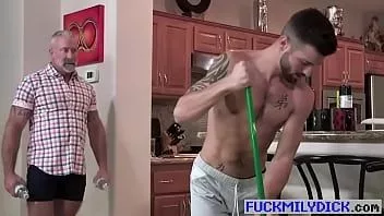 Jouer Fuckmilydick.com - dès que grand-père lance remarque les muscles bien toniques de son beau-petit-fils, il commence à lui montrer son appréciation de la meilleure façon possible.