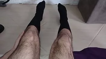 play Urso jovem com meias compridas adora seus pés