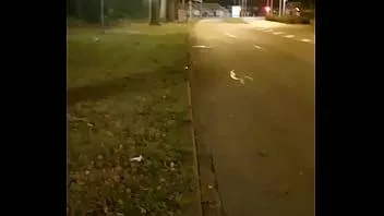 Играть Обнаженная мастурбация и дилдо на публике ночью.