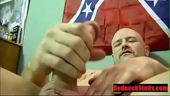 Riproduci Ragazzo di campagna rasato e dritto che accarezza la sua carne di uomo- redneckstuds.com