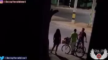 Redare În zorii zilei, ca o prostituată liberă pe stradă și în locuri publice, mă văd în timp ce sunt bâjbâiat de străini ca o cățea mare în aer liber. placere voyeur și exhibiționistă în timp ce încornorul meu înregistrează ascuns de pe balconul casei noastre familiale